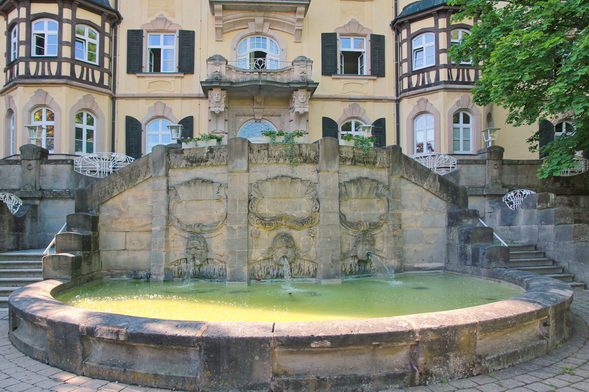 Außenansicht Parkschlösschen mit Brunnen