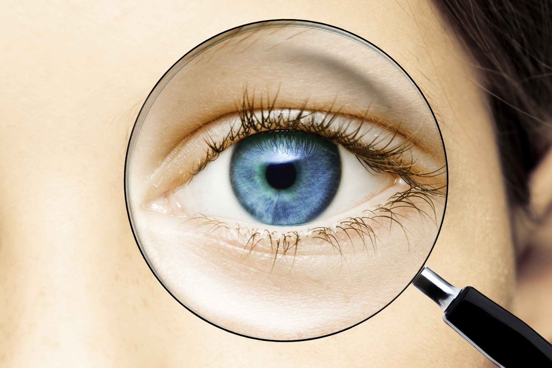 Frau mit Lupe vor dem Auge