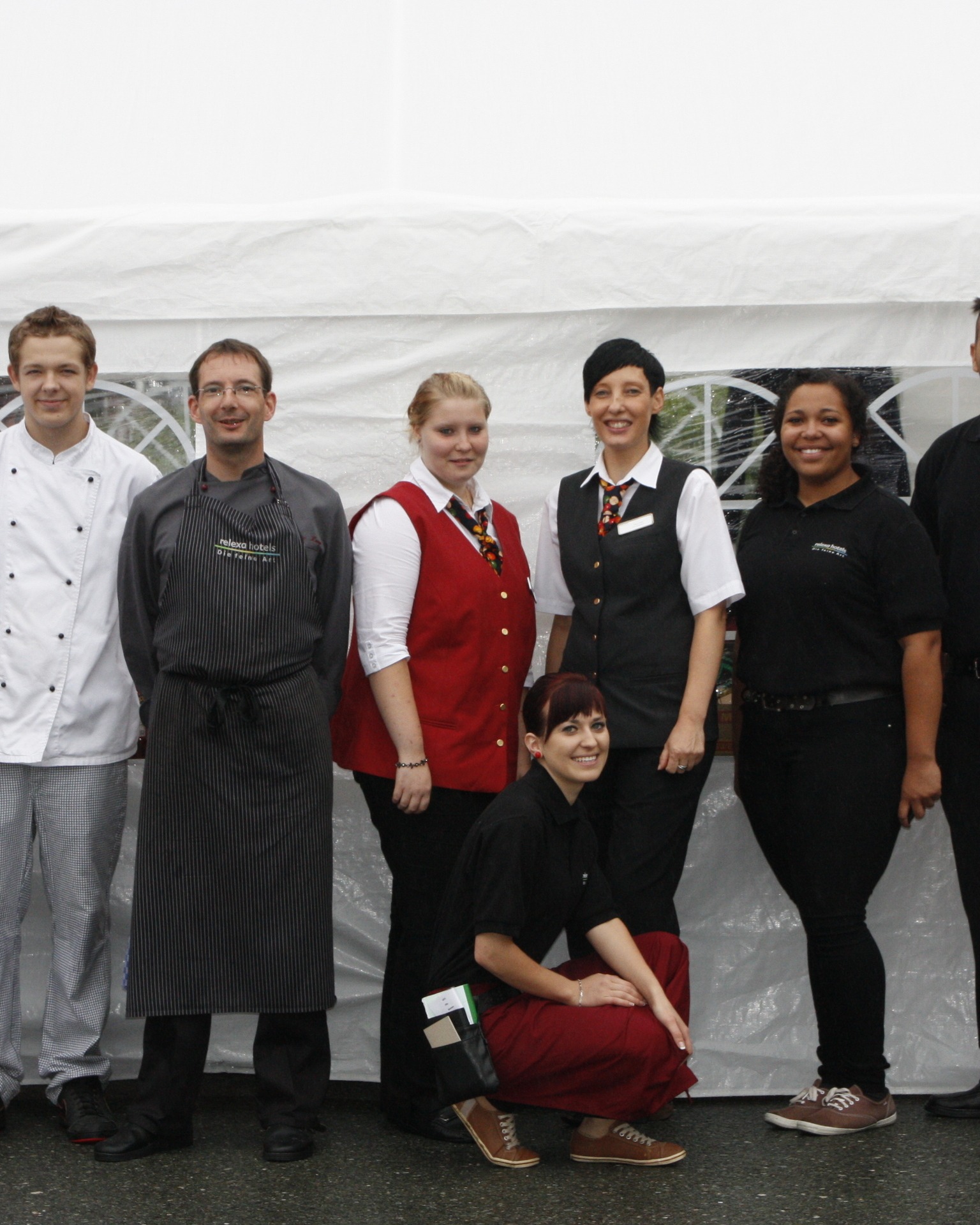 v.l. Max Weber, Sascha Raithel, Küchenchef Jochen Kaup, Desirée Däubner, Eugenia Bart, Serviceleiterin Anke Süße, India Pinkney, Can Tümen