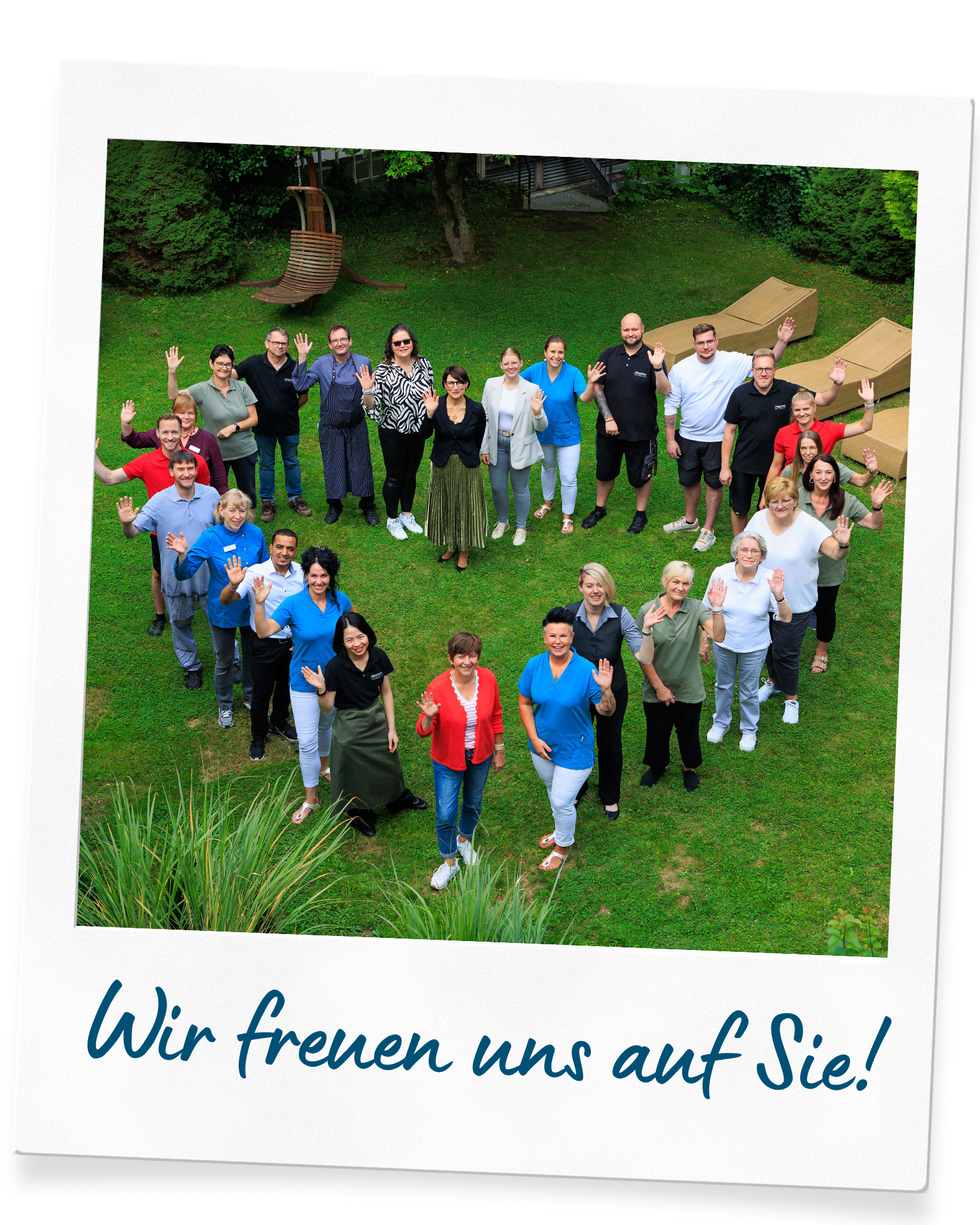 Teambild in Form eines Herzens im Grünen um relexa hotel Bad Steben im Frankenwald