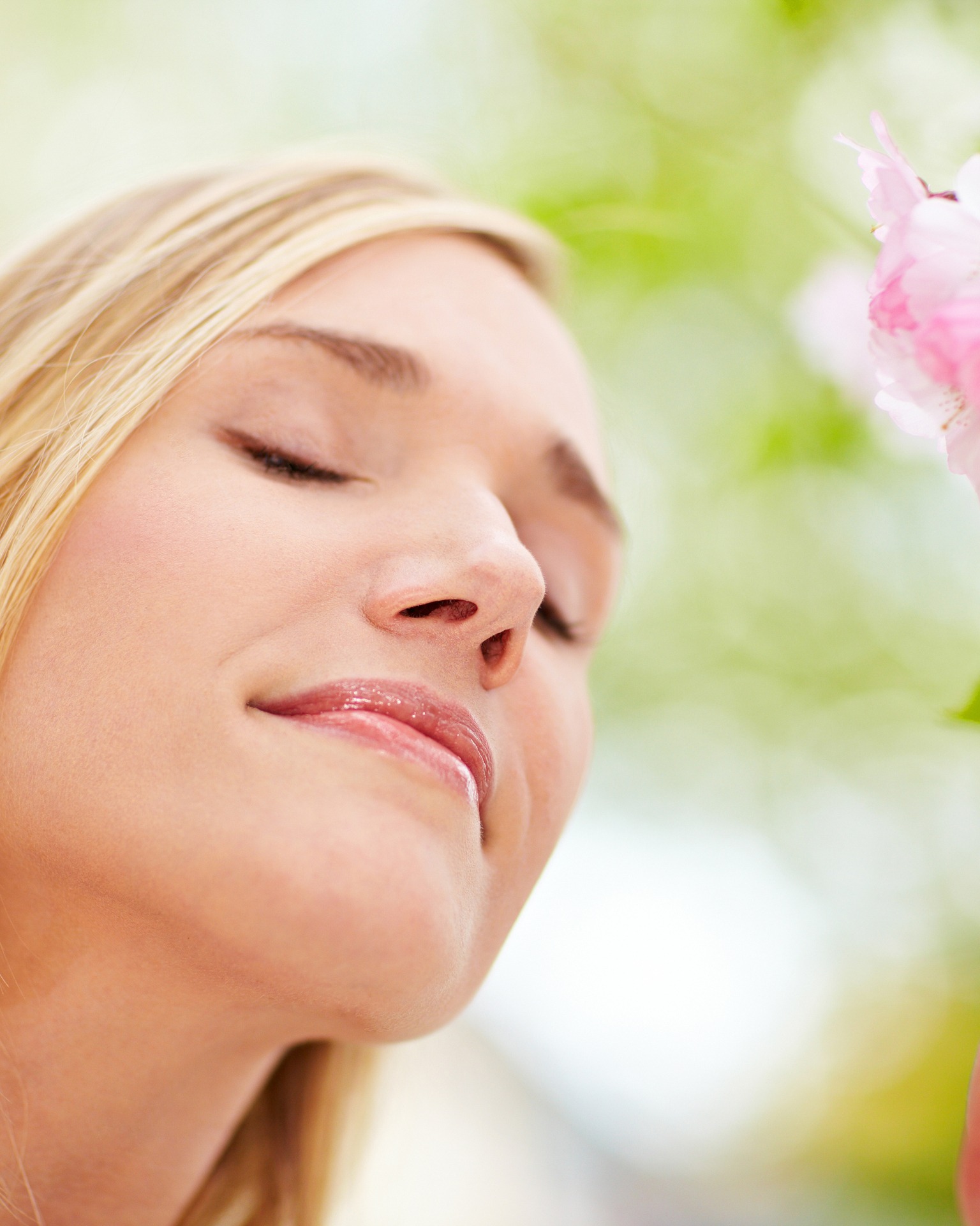 Frau entspannt durch Blütenduft