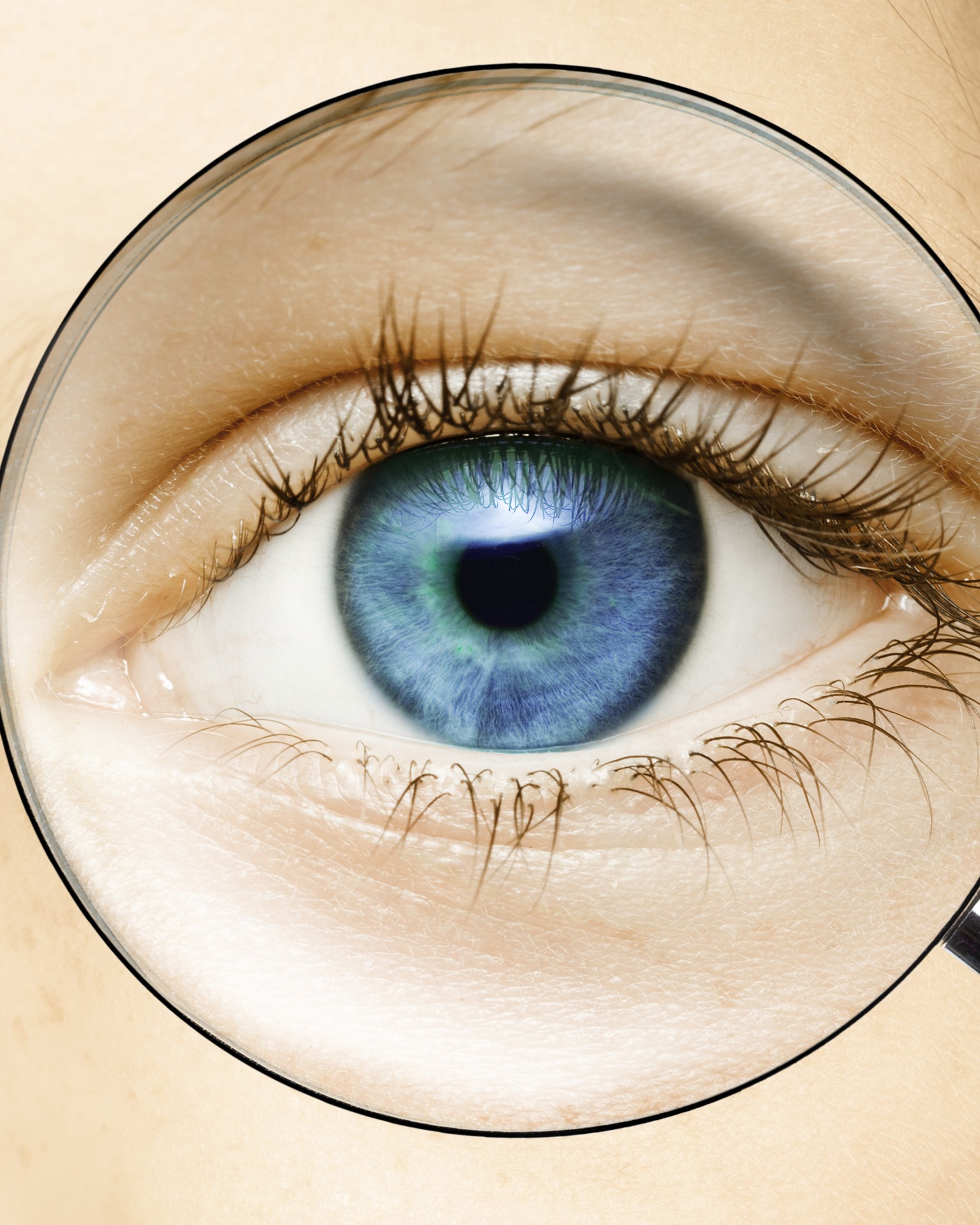 Frau mit Lupe vor dem Auge