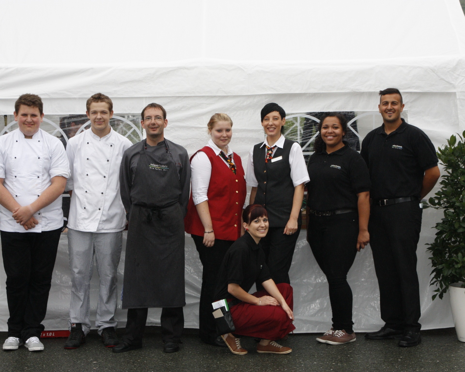 v.l. Max Weber, Sascha Raithel, Küchenchef Jochen Kaup, Desirée Däubner, Eugenia Bart, Serviceleiterin Anke Süße, India Pinkney, Can Tümen
