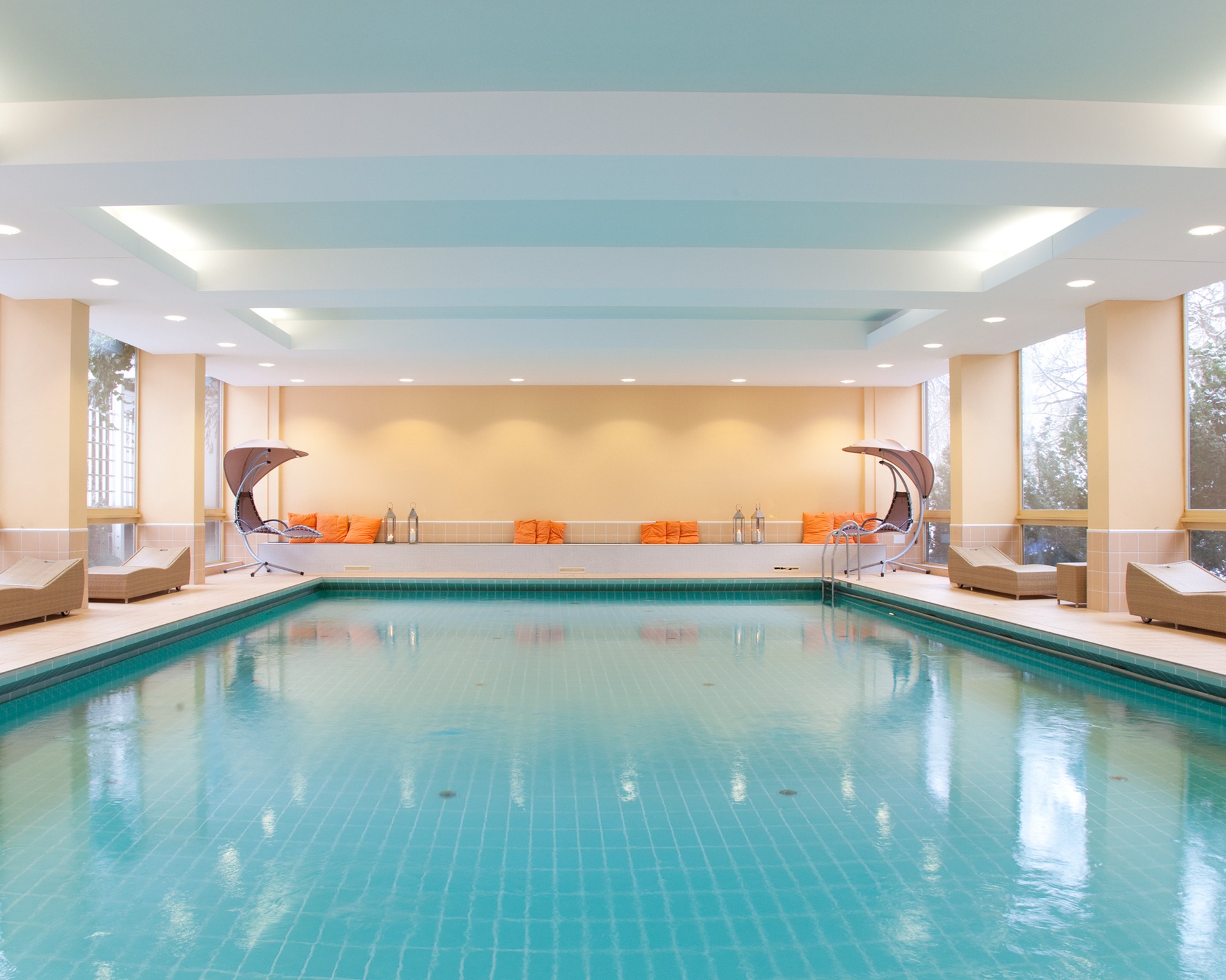 Schwimmbad mit Schwebeliegen relexa hotel Bad Steben