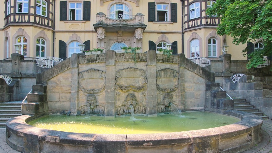 Außenansicht Parkschlösschen mit Brunnen