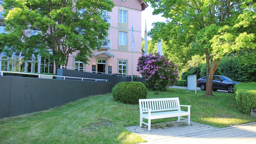 Eingang Bar mit Außenterrasse relexa hotel Bad Steben 