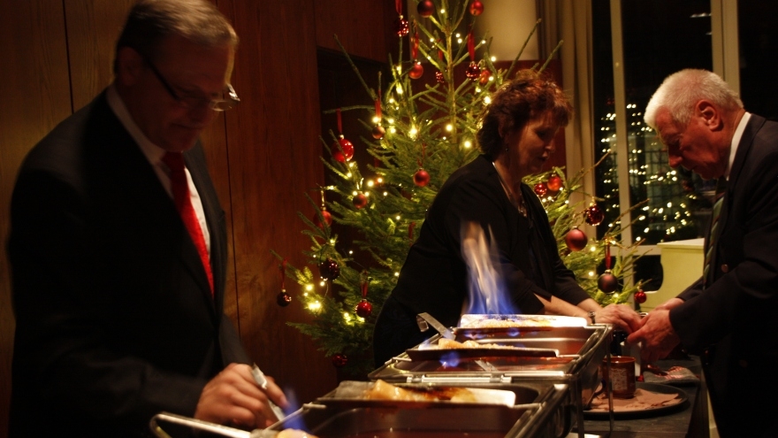 Feuerzangen Bowle mit Hausdame Regine und Mann Herbert