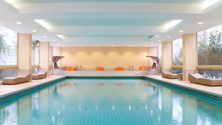 Schwimmbad mit Schwebeliegen relexa hotel Bad Steben