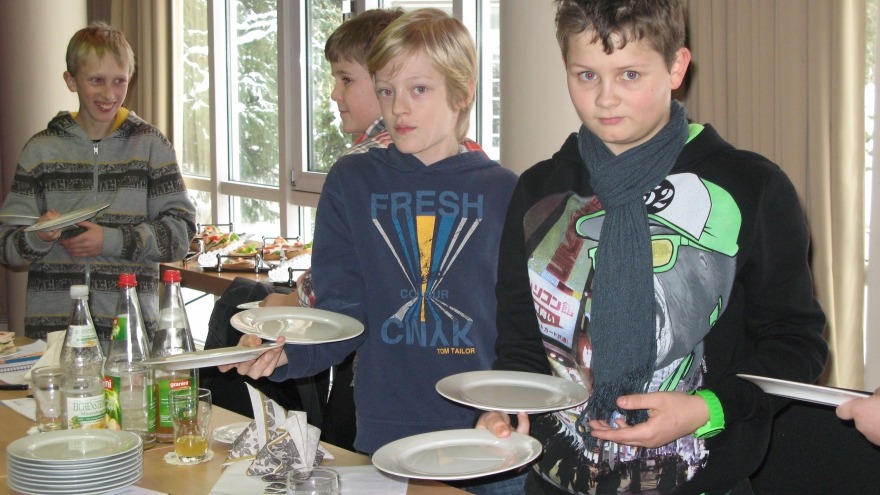 Münchberger Schüler probieren sich als Tellerträger im relexa hotel