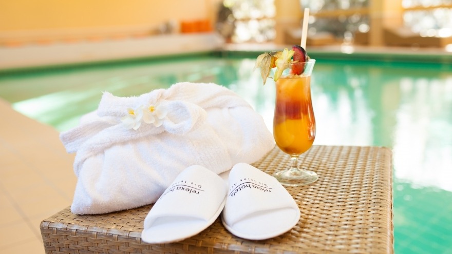 Schwimmbad mit Cocktail im relexa hotel Bad Steben