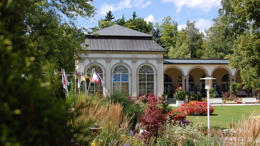Blick auf Trinkhalle im Kurpark Bad Steben